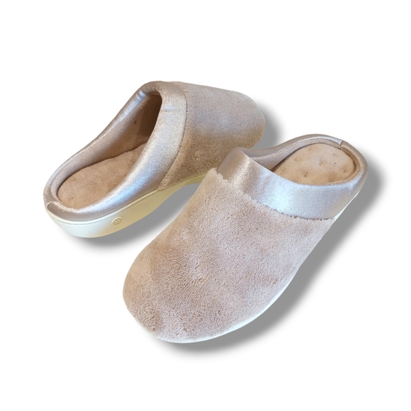 New 🌷 Isotoner Women's Microterry Clog With Satin Cuff Slippers Taupe - Picture 3 of 16